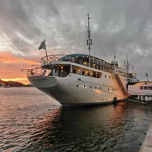 3* Botel Maelardrottningen Yacht
